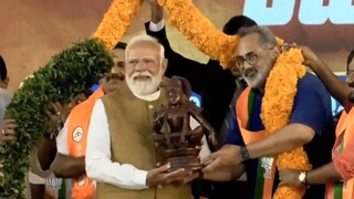 പ്രധാനമന്ത്രി നരേന്ദ്ര മോദിയെ അയ്യപ്പ വിഗ്രഹം നൽകി സ്വീകരിക്കുന്നു