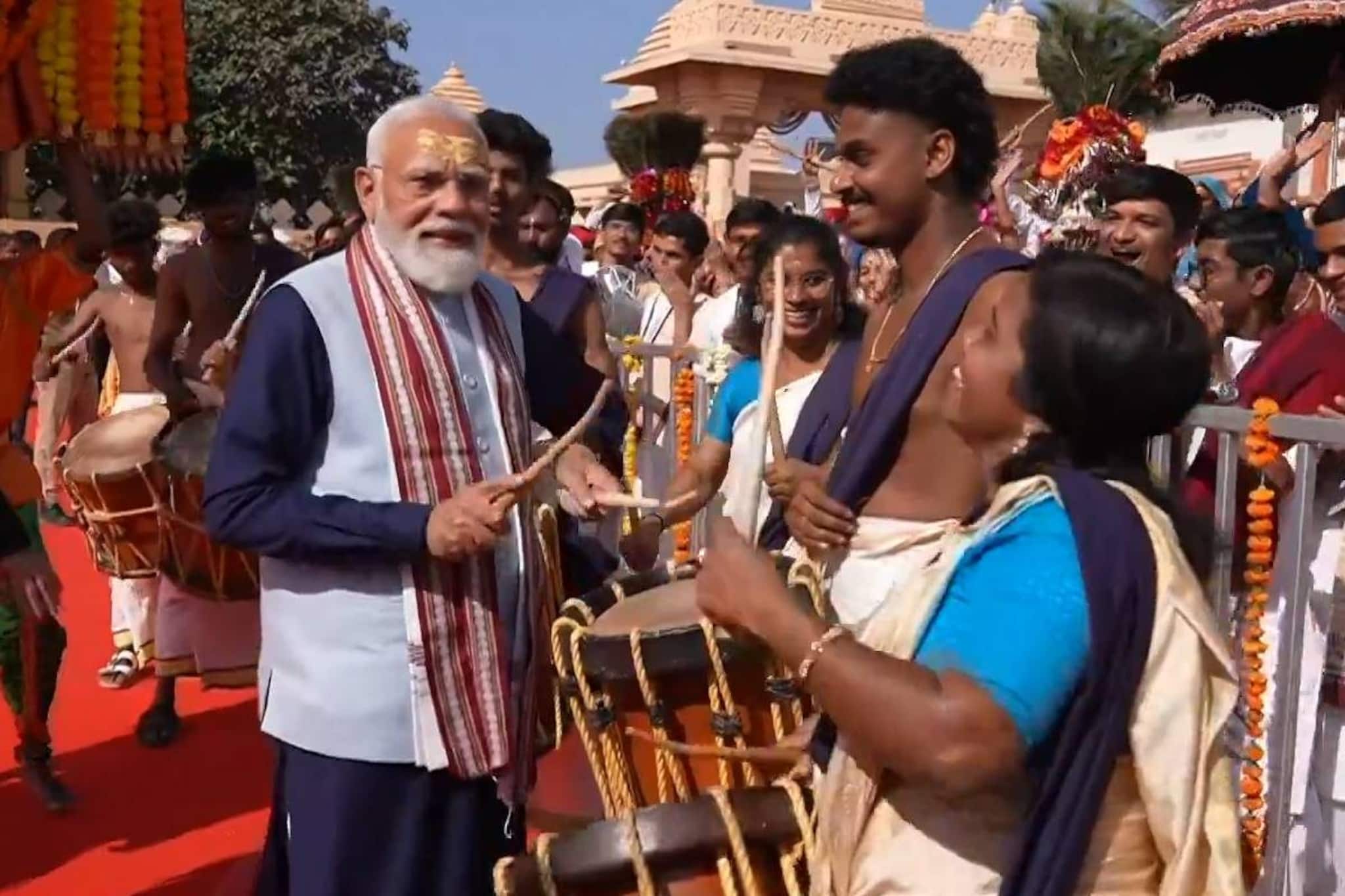 പ്രധാനമന്ത്രി ചെണ്ടക്കോൽ വാങ്ങി താളമിട്ടു; കണ്ണൂരുകാരൻ പ്രണവ് അമ്പരന്നു