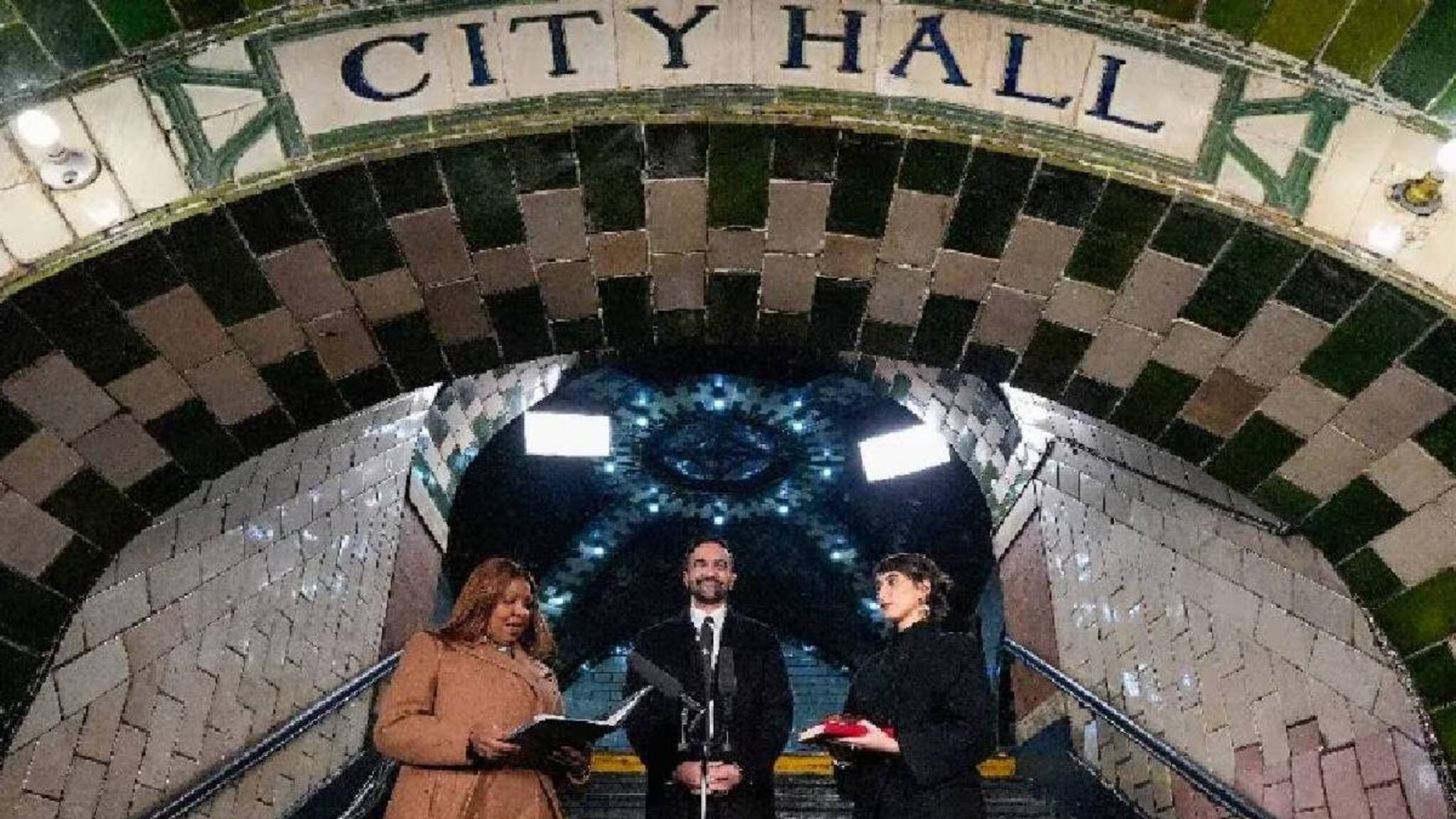 ഖുറാനില്‍ കൈവച്ച് സൊഹ്റാന്‍ മംദാനി ന്യൂയോര്‍ക്ക് മേയറായി; സത്യപ്രതിജ്ഞാ ചടങ്ങ് സബ് വേ സ്റ്റേഷനിൽ