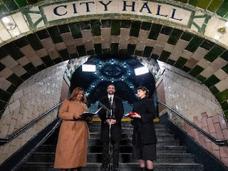 ന്യൂയോർക്ക് അറ്റോർണി ജനറൽ ലെറ്റീഷ്യ ജെയിംസ്( ഇടതുവശത്ത്) മേയറായി തിരഞ്ഞെടുക്കപ്പെട്ട സൊഹ്‌റാൻ മംദാനിക്ക് സത്യവാചകം ചൊല്ലിക്കൊടുക്കുന്നു, മംദാനിയുടെ ഭാര്യ രാമ ദുവാജി സമീപം 2026 ജനുവരി 1 വ്യാഴാഴ്ച ന്യൂയോർക്കിൽ. (ചിത്രം: എപി ഫോട്ടോ)