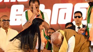 പ്രധാനമന്ത്രി  നരേന്ദ്ര മോദി, ഡെപ്യൂട്ടിമേയർ ആശാനാഥിന്റെ  കാലുകൾ വന്ദിക്കുന്നു