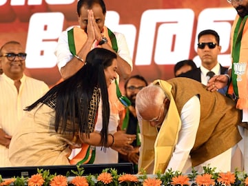 പ്രധാനമന്ത്രി നരേന്ദ്ര മോദി, ഡെപ്യൂട്ടിമേയർ ആശാനാഥിന്റെ കാലുകൾ വന്ദിക്കുന്നു പ്രധാനമന്ത്രി നരേന്ദ്ര മോദി, ഡെപ്യൂട്ടിമേയർ ആശാനാഥിന്റെ കാലുകൾ വന്ദിക്കുന്നു