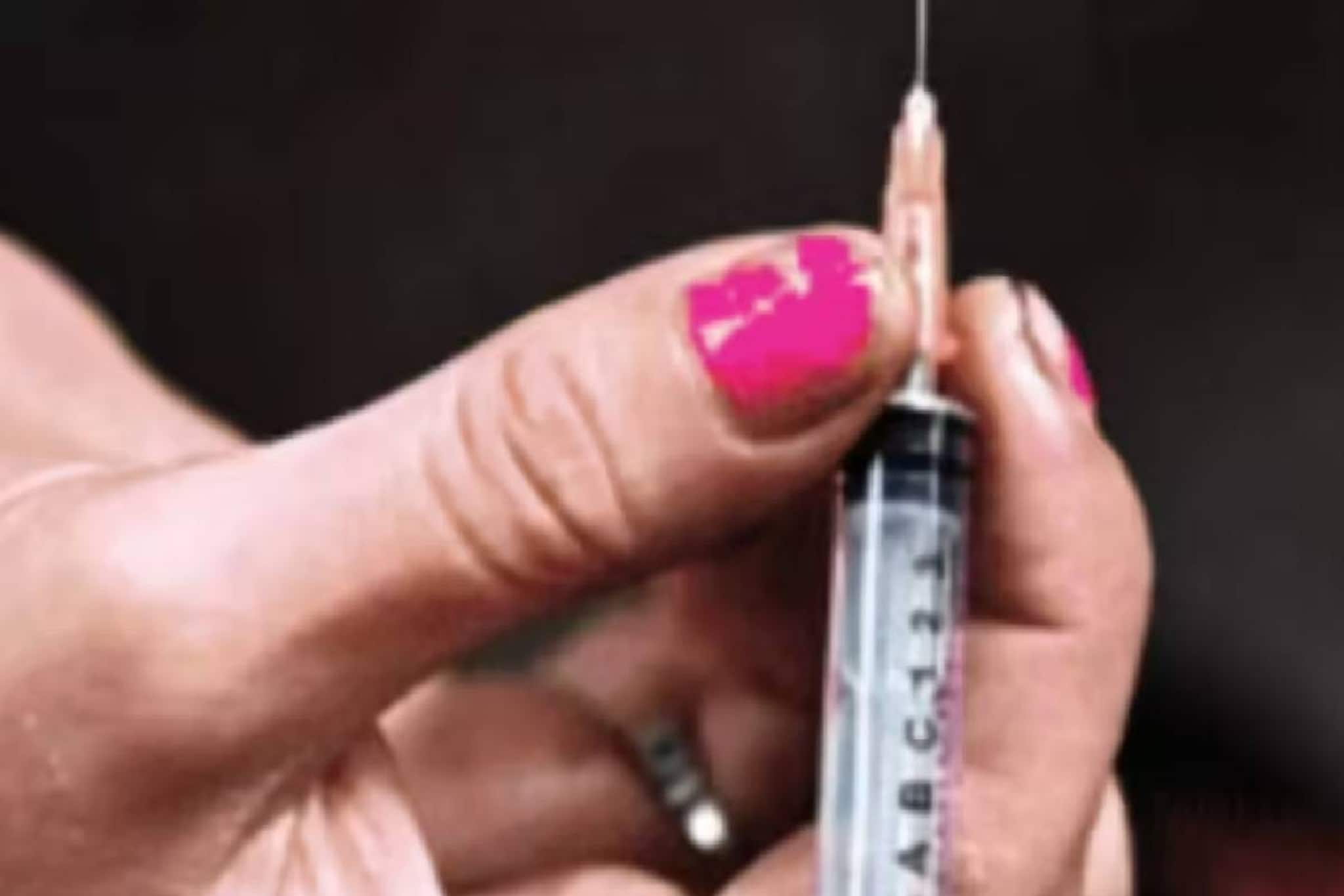 പ്രണയബന്ധത്തെ എതിര്‍ത്ത മാതാപിതാക്കളെ നഴ്സ് മരുന്ന് കുത്തിവെച്ച്  കൊലപ്പെടുത്തി