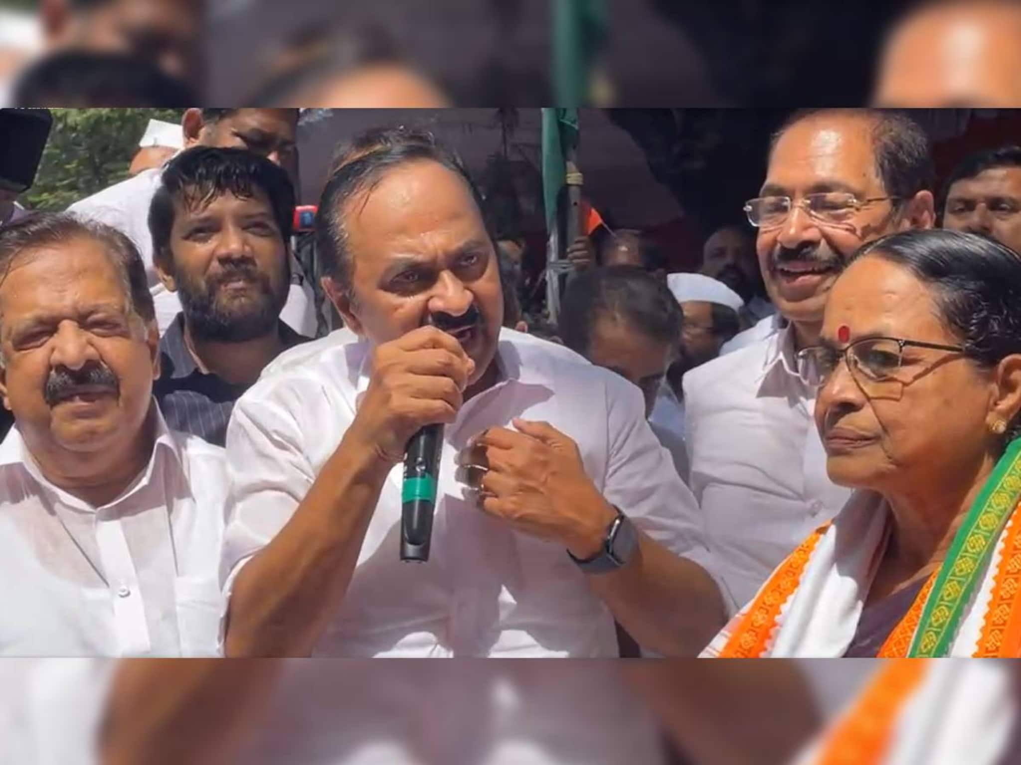 മുൻ കൊട്ടാരക്കര സിപിഎം എംഎൽഎ ഐഷാ പോറ്റി കോൺ‌ഗ്രസ് വേദിയില്‍; അംഗത്വം സ്വീകരിച്ചു