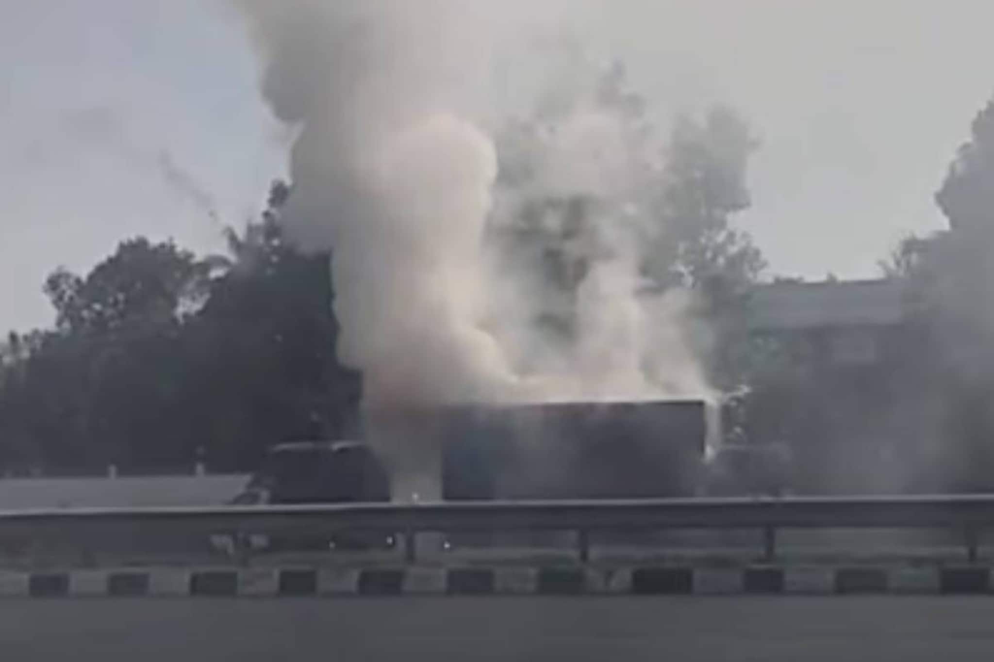 ഓണ്ലൈനില് ബുക്ക് ചെയ്ത പടക്കം പാഴ്സലുമായി സഞ്ചരിച്ച ലോറി തൃശൂരില് കത്തിയമര്ന്നു ഓണ്ലൈനില് ബുക്ക് ചെയ്ത പടക്കം പാഴ്സലുമായി സഞ്ചരിച്ച ലോറി തൃശൂരില് കത്തിയമര്ന്നു