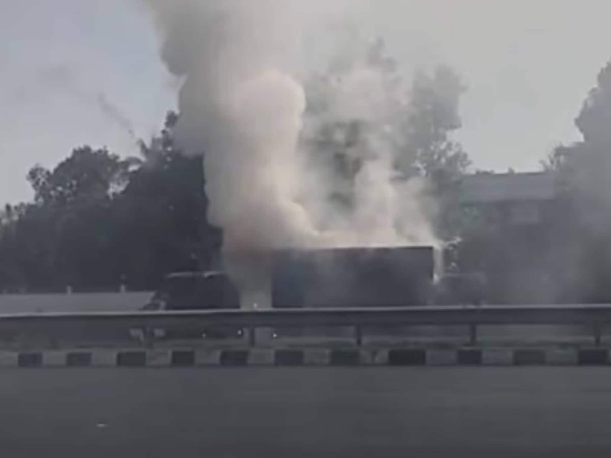 ഓണ്‍ലൈനില്‍ ബുക്ക് ചെയ്ത പടക്കം പാഴ്സലുമായി സഞ്ചരിച്ച ലോറി തൃശൂരില്‍ കത്തിയമര്‍ന്നു