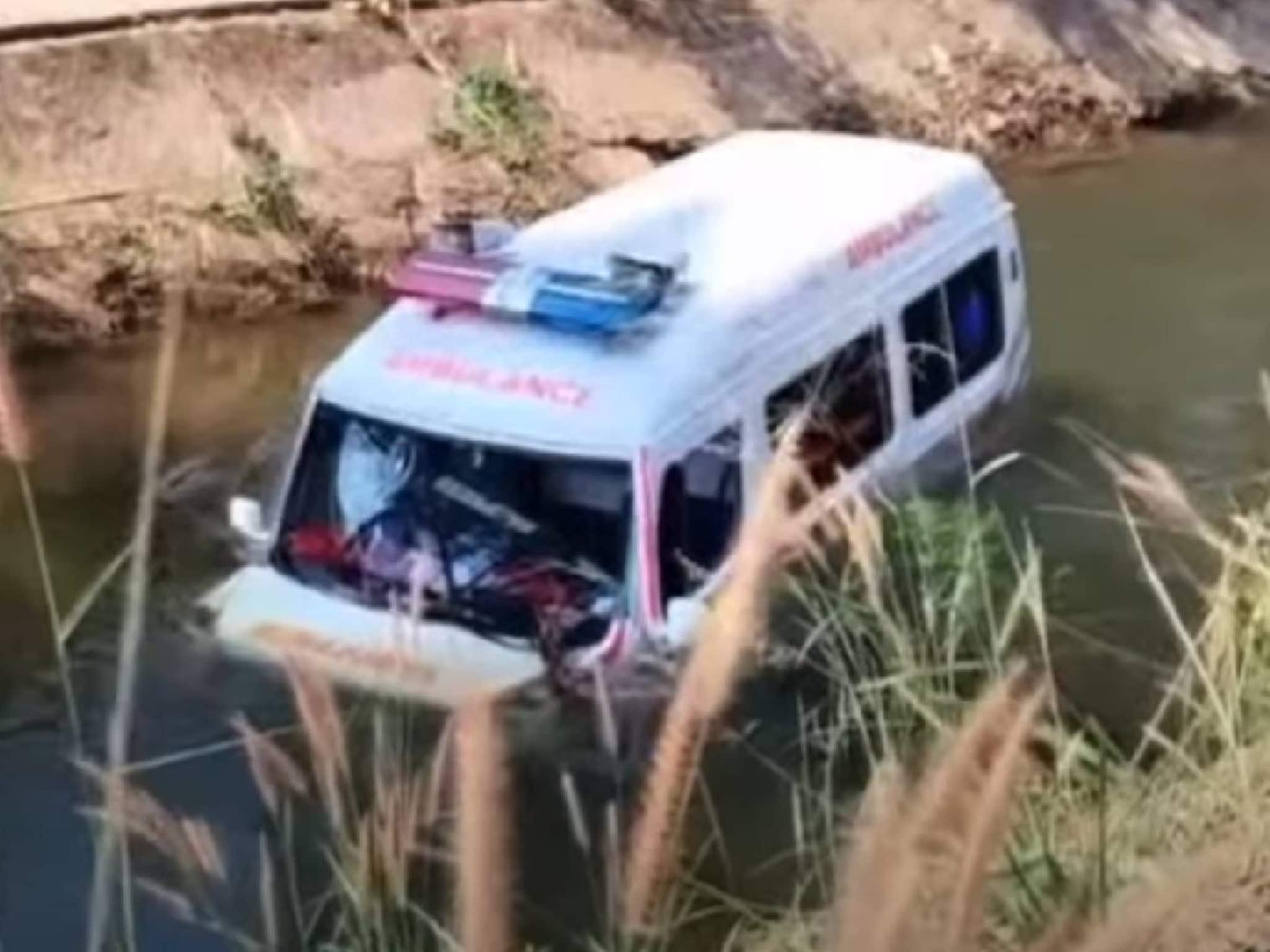 കനാലിൽ വീണ ആംബുലൻ‌സിൽ നിന്ന് വെന്റിലേറ്റിൽ ആയിരുന്ന രോഗി നീന്തി രക്ഷപ്പെടുന്നത് കണ്ടത് ആര്?