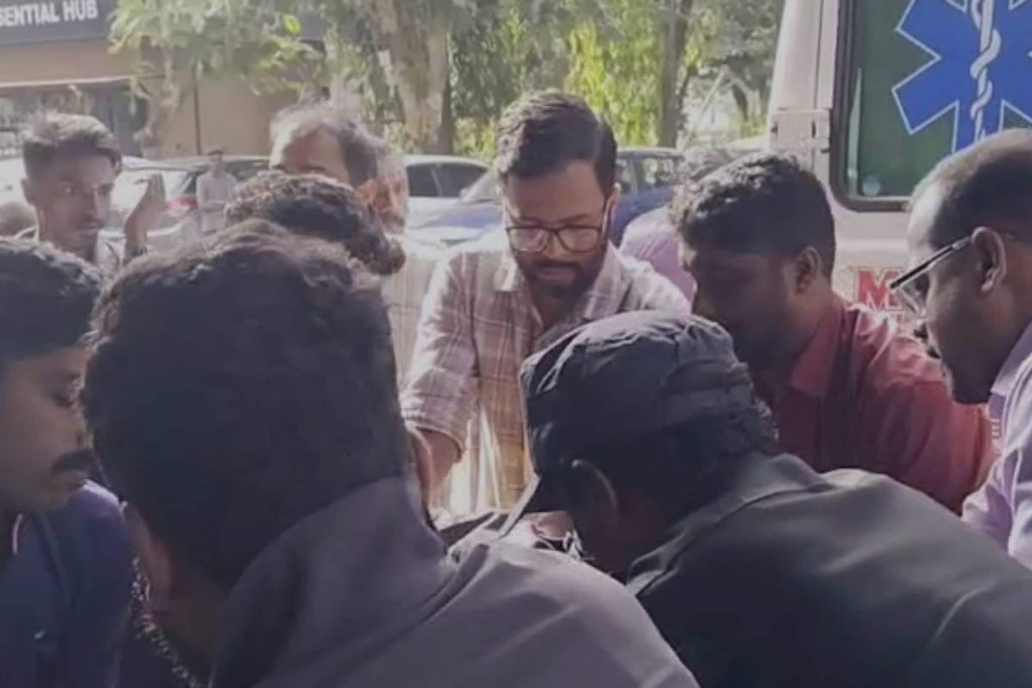 പത്തനംതിട്ട ജില്ലാ കളക്ടറുടെ വാഹനം അപകടത്തില്‍പ്പെട്ടു; കളക്ടര്‍ പ്രേംകൃഷ്ണന്‍ ആശുപത്രിയില്‍