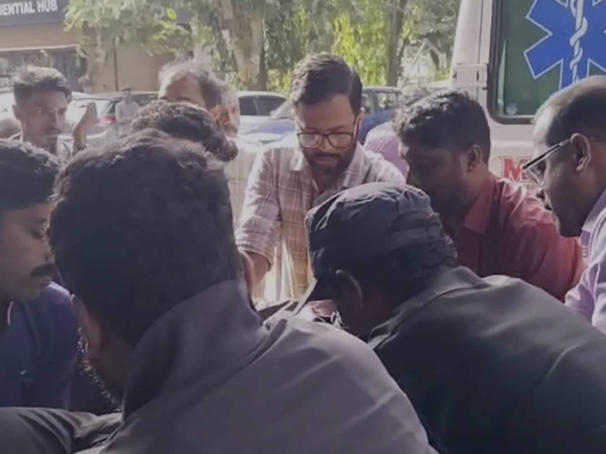 പത്തനംതിട്ട ജില്ലാ കളക്ടറുടെ വാഹനം അപകടത്തില്പ്പെട്ടു; കളക്ടര് പ്രേംകൃഷ്ണന് ആശുപത്രിയില് പത്തനംതിട്ട ജില്ലാ കളക്ടറുടെ വാഹനം അപകടത്തില്പ്പെട്ടു; കളക്ടര് പ്രേംകൃഷ്ണന് ആശുപത്രിയില്