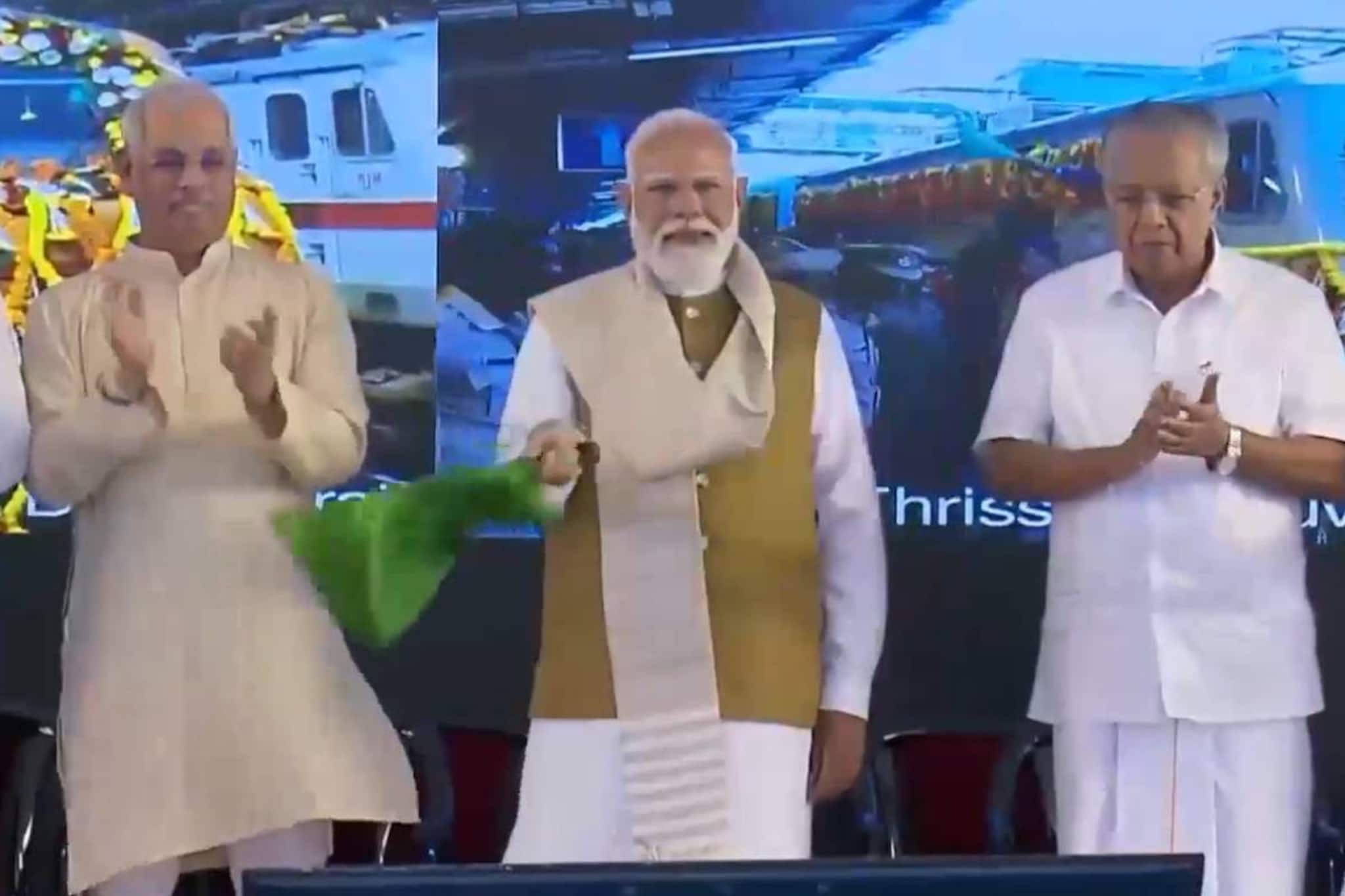 മൂന്ന് അമൃത് ഭാരത് ഉൾപ്പെടെ 4 ട്രെയിനുകള്‍ ഫ്ലാഗ് ഓഫ് ചെയ്ത് പ്രധാനമന്ത്രി; സ്വനിധി ക്രെഡിറ്റ് കാര്‍ഡും സമർപ്പിച്ചു