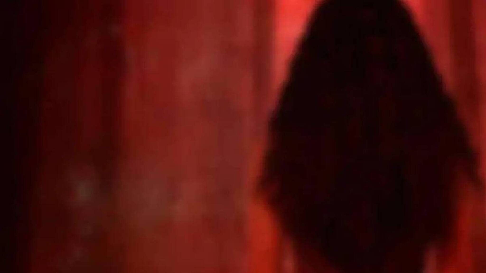 പണത്തിനായി മകളെ വിറ്റു; 16-കാരിയെ പത്തുപേർ ചേർന്ന് പീഡിപ്പിച്ചു: പിതാവും മുത്തശ്ശിയും അറസ്റ്റിൽ