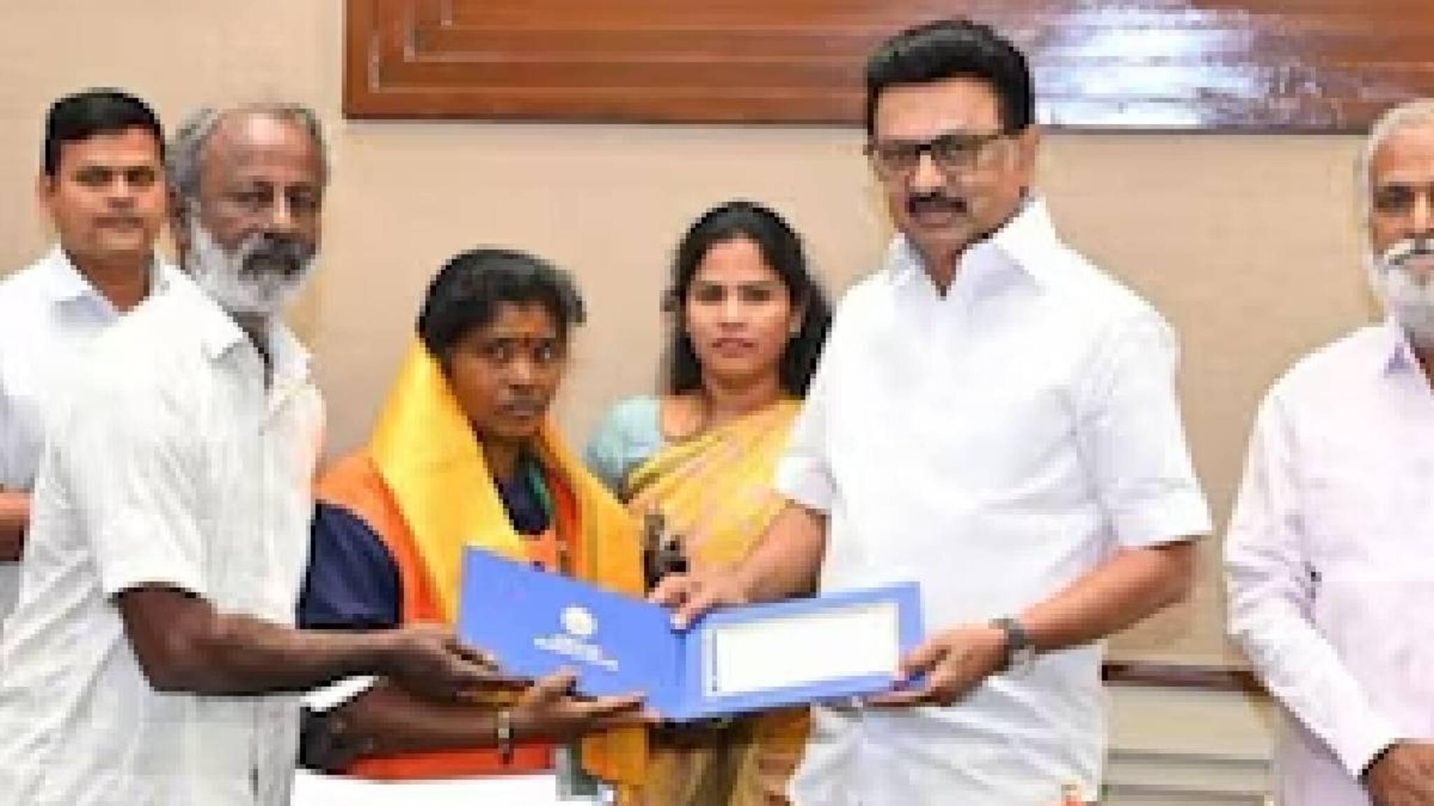 45 ലക്ഷത്തിന്റെ സ്വർണ്ണം തിരികെ നൽകി മാതൃകയായി ശുചീകരണ തൊഴിലാളി; ആദരിച്ച് തമിഴ്നാട് മുഖ്യമന്ത്രി