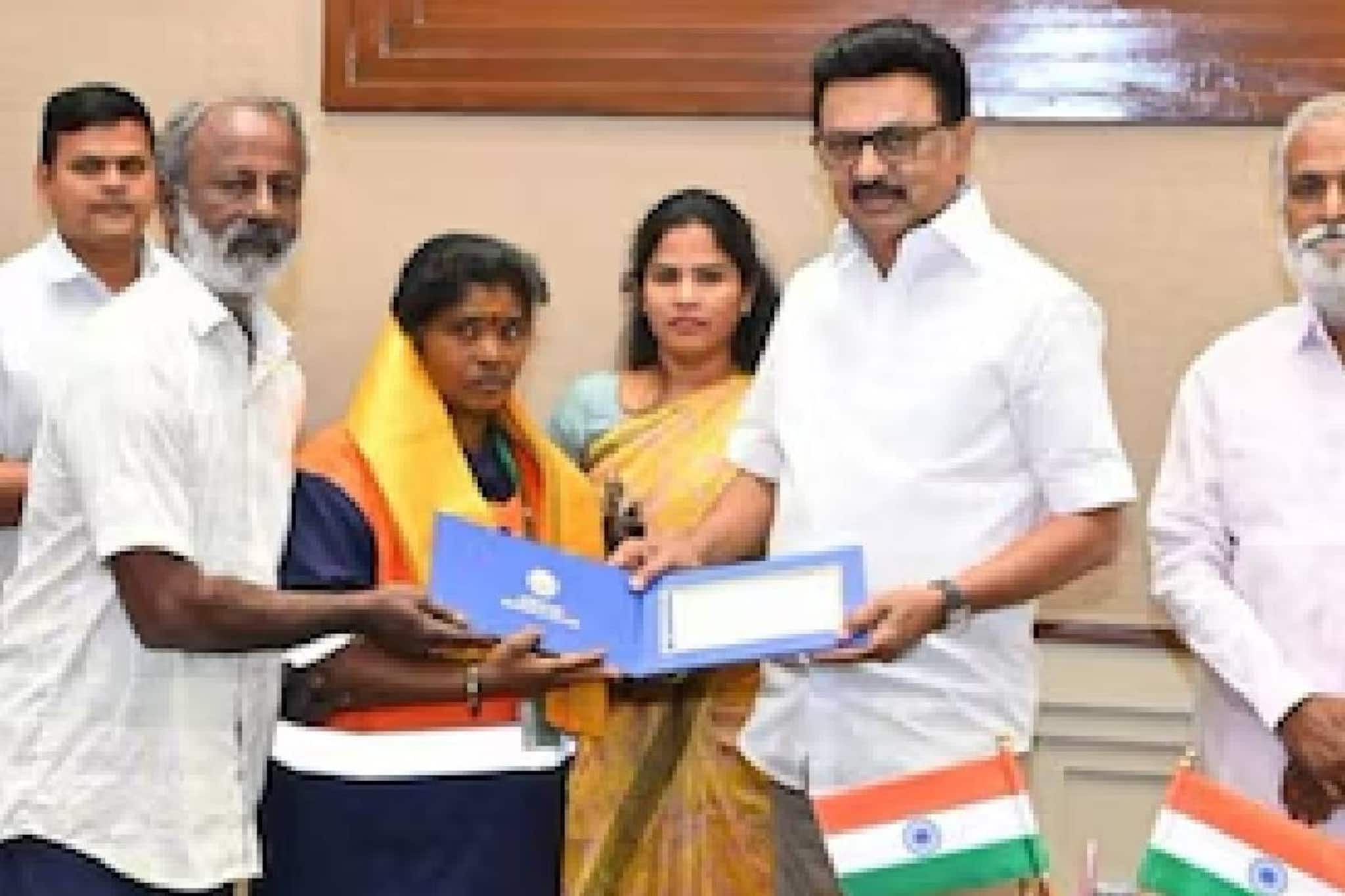 45 ലക്ഷത്തിന്റെ സ്വർണ്ണം തിരികെ നൽകി മാതൃകയായി ശുചീകരണ തൊഴിലാളി; ആദരിച്ച് തമിഴ്നാട് മുഖ്യമന്ത്രി