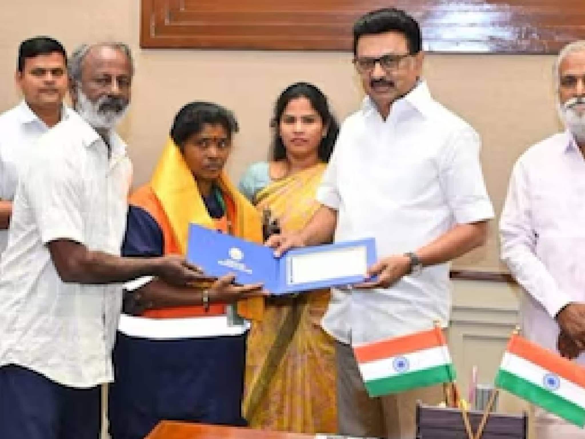 45 ലക്ഷത്തിന്റെ സ്വർണ്ണം തിരികെ നൽകി മാതൃകയായി ശുചീകരണ തൊഴിലാളി; ആദരിച്ച് തമിഴ്നാട് മുഖ്യമന്ത്രി