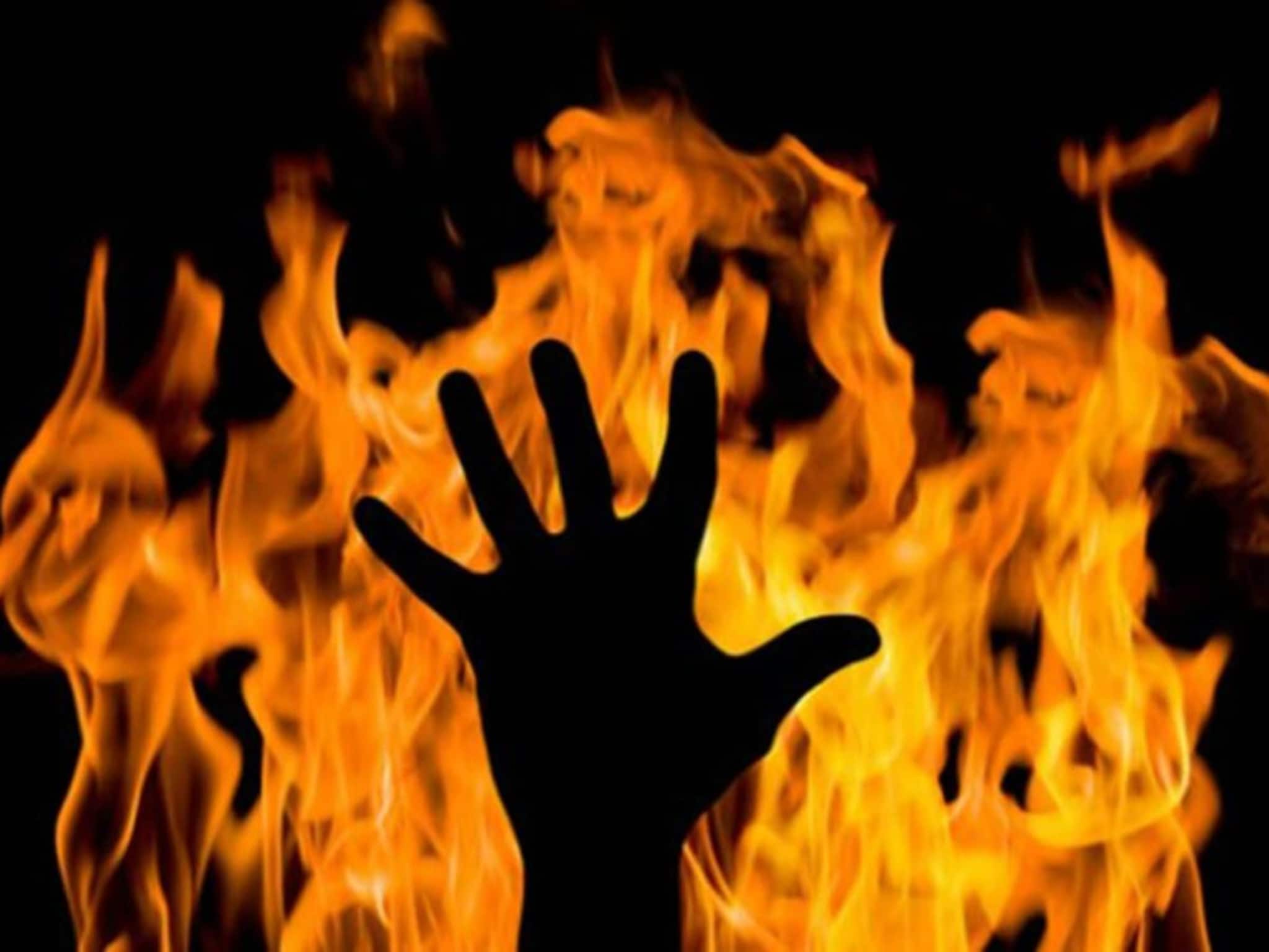 മകളെ വിവാഹം കഴിച്ചുനൽകണമെന്ന ആവശ്യം നിരസിച്ചതിന് 41കാരിയെ 31കാരൻ തീ കൊളുത്തി കൊന്നു മകളെ വിവാഹം കഴിച്ചുനൽകണമെന്ന ആവശ്യം നിരസിച്ചതിന് 41കാരിയെ 31കാരൻ തീ കൊളുത്തി കൊന്നു