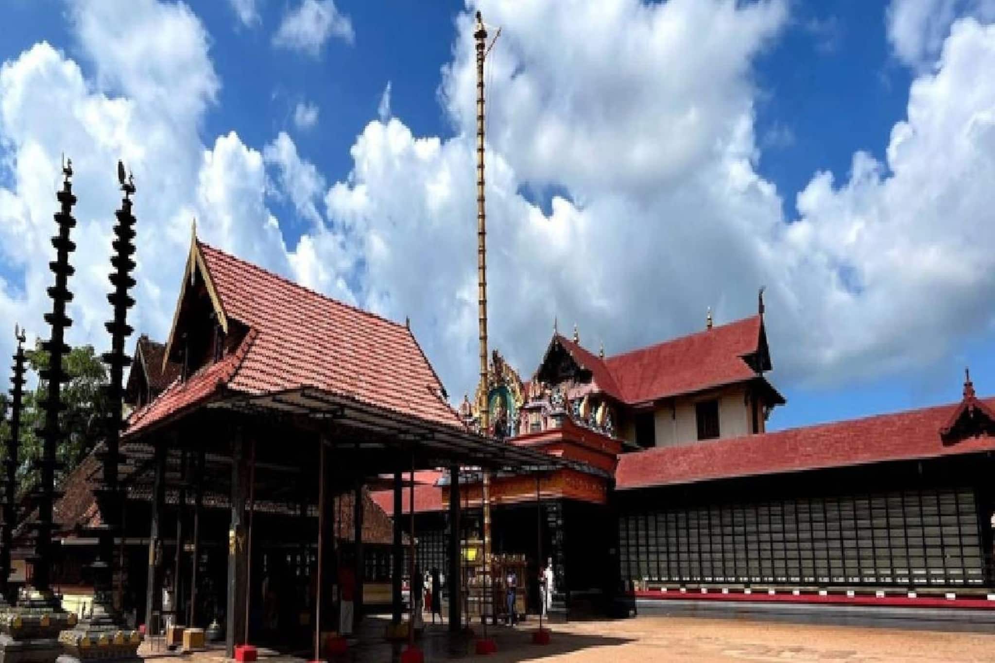 ക്ഷേത്രത്തിൽ കാണിക്ക എണ്ണുന്നതിനിടെ മോഷണശ്രമം നടത്തിയ കോൺഗ്രസ് സംഘടനാ നേതാവായ വാച്ചർ പിടിയിൽ