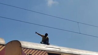 ട്രെയിനിനു മുകളിൽ ഇരുപ്പുറപ്പിച്ച യുവാവ് ട്രെയിനിനു മുകളിൽ ഇരുപ്പുറപ്പിച്ച യുവാവ്