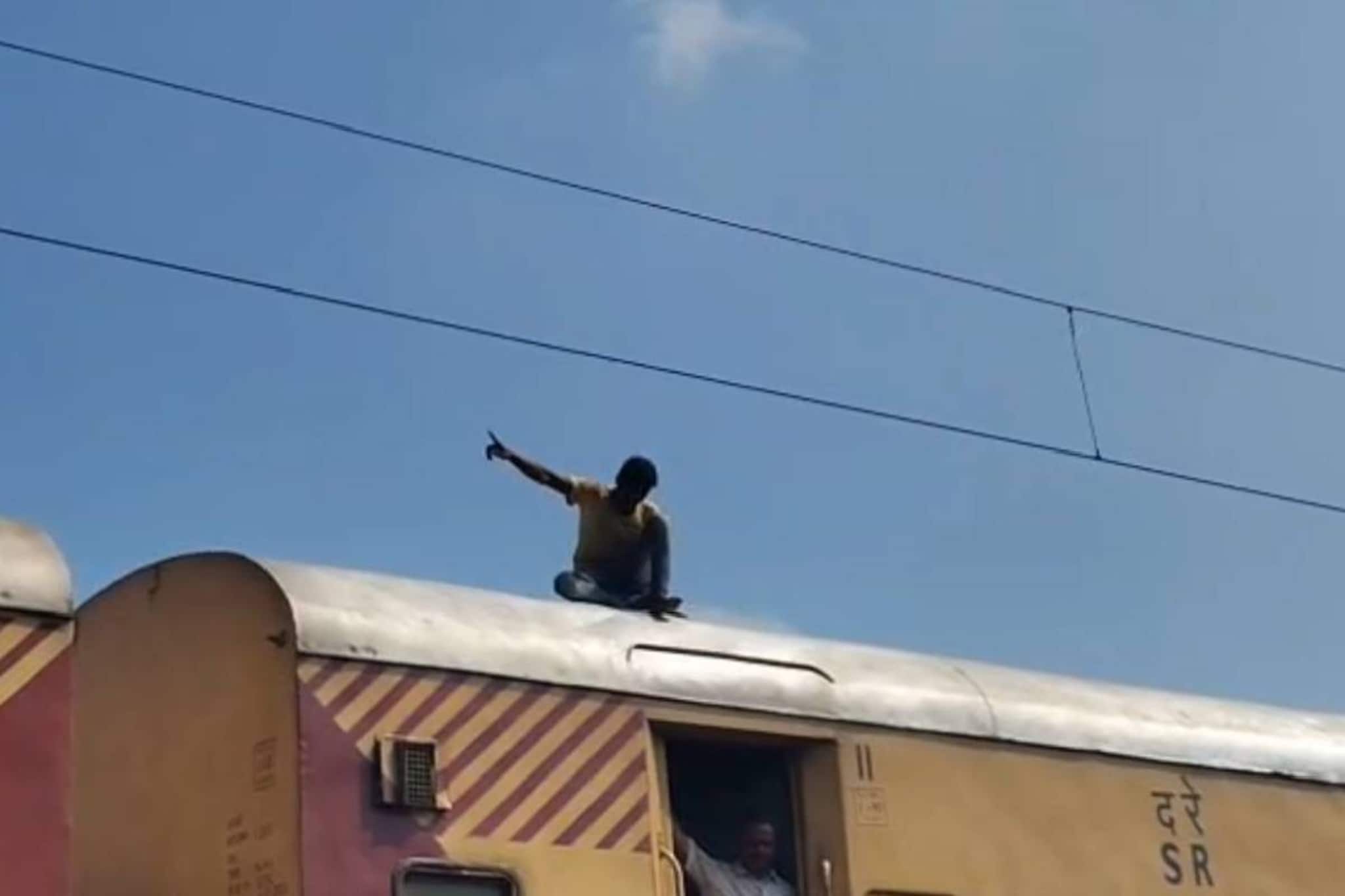 തൃശൂരിൽ ഓടിക്കൊണ്ടിരുന്ന ട്രെയിനിന് മുകളിൽ യുവാവിൻ്റെ അഭ്യാസ പ്രകടനം; ട്രെയിൻ ഗതാഗതം തടസപ്പെട്ടു തൃശൂരിൽ ഓടിക്കൊണ്ടിരുന്ന ട്രെയിനിന് മുകളിൽ യുവാവിൻ്റെ അഭ്യാസ പ്രകടനം; ട്രെയിൻ ഗതാഗതം തടസപ്പെട്ടു