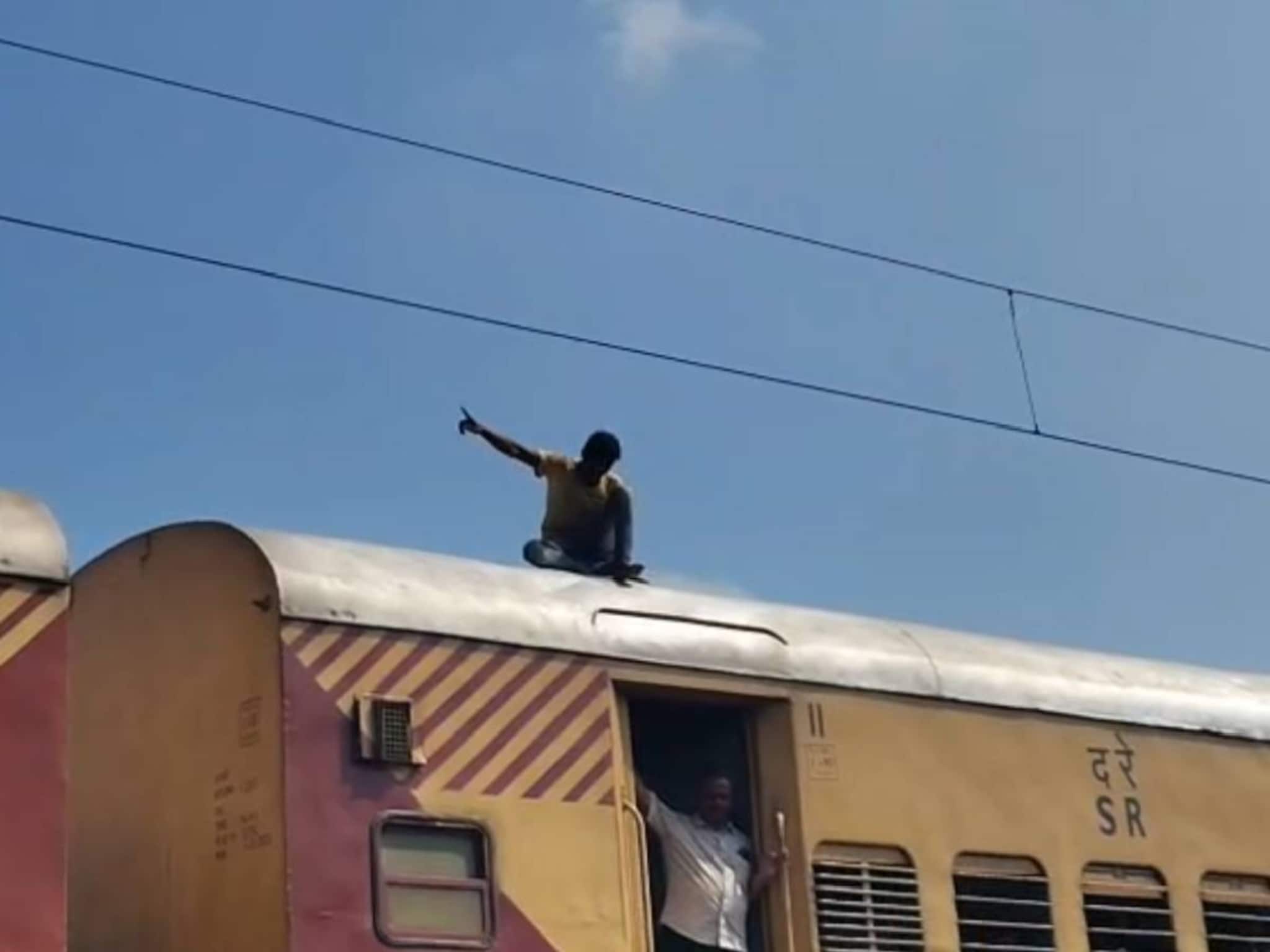 തൃശൂരിൽ ഓടിക്കൊണ്ടിരുന്ന ട്രെയിനിന് മുകളിൽ യുവാവിൻ്റെ അഭ്യാസ പ്രകടനം; ട്രെയിൻ ഗതാഗതം തടസപ്പെട്ടു