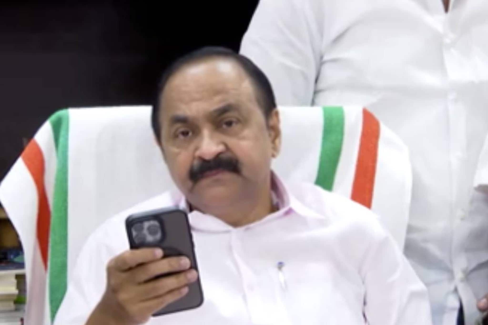 വി ഡി സതീശൻ സിറോ മലബാർ സഭാ ആസ്ഥാനത്ത്; സഭാ നേതാക്കളുമായി ബുധനാഴ്ച രാത്രി കൂടിക്കാഴ്ച നടത്തി വി ഡി സതീശൻ സിറോ മലബാർ സഭാ ആസ്ഥാനത്ത്; സഭാ നേതാക്കളുമായി ബുധനാഴ്ച രാത്രി കൂടിക്കാഴ്ച നടത്തി