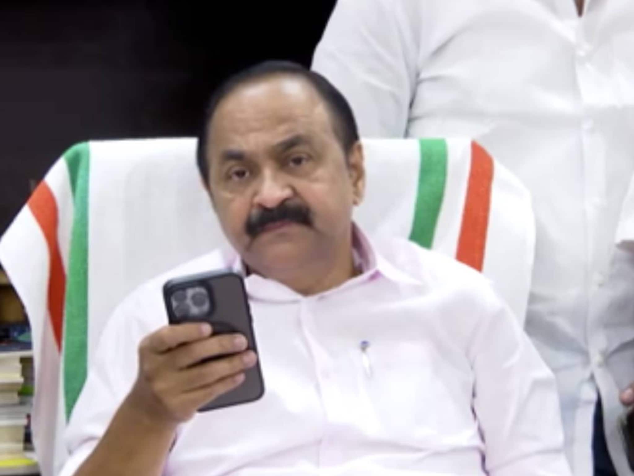 വി ഡി സതീശൻ സിറോ മലബാർ സഭാ ആസ്ഥാനത്ത്; സഭാ നേതാക്കളുമായി ബുധനാഴ്ച രാത്രി കൂടിക്കാഴ്ച നടത്തി വി ഡി സതീശൻ സിറോ മലബാർ സഭാ ആസ്ഥാനത്ത്; സഭാ നേതാക്കളുമായി ബുധനാഴ്ച രാത്രി കൂടിക്കാഴ്ച നടത്തി