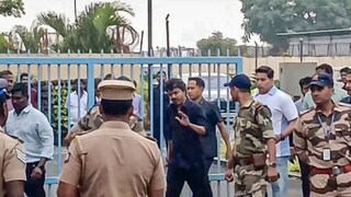 സിബിഐ ആസ്ഥാനത്ത് വിജയ് എത്തിയപ്പോൾ (PTI)