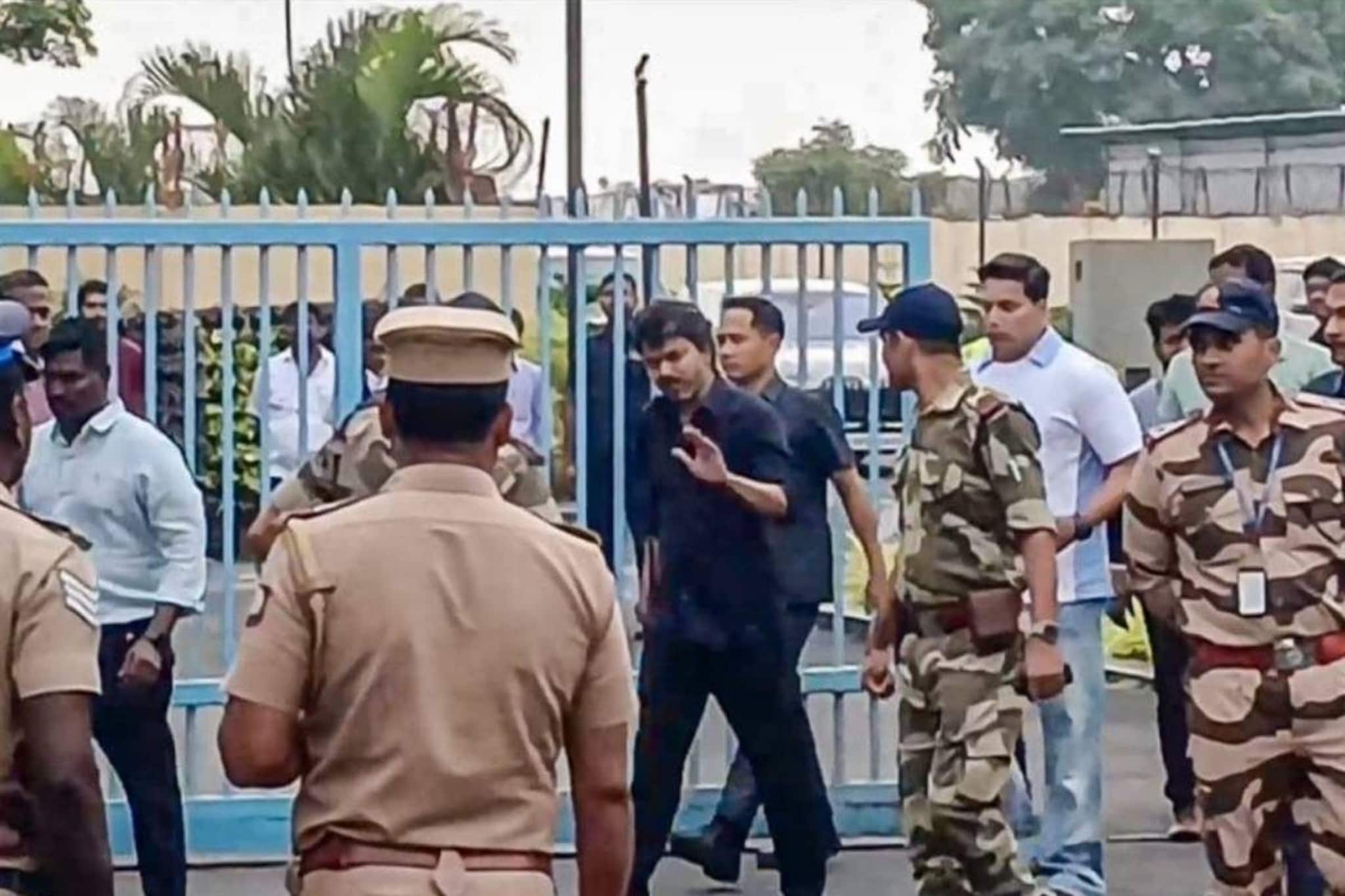 ചൊവ്വാഴ്ചയും ഹാജരാകണമെന്ന് സിബിഐ നോട്ടീസ്; പൊങ്കലിന് നാട്ടിൽ പോകണമെന്ന് വിജയ്