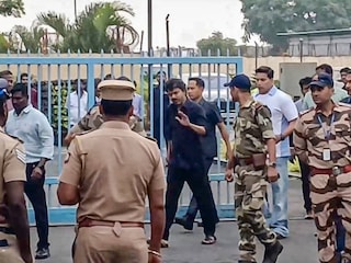 സിബിഐ ആസ്ഥാനത്ത് വിജയ് എത്തിയപ്പോൾ (PTI)