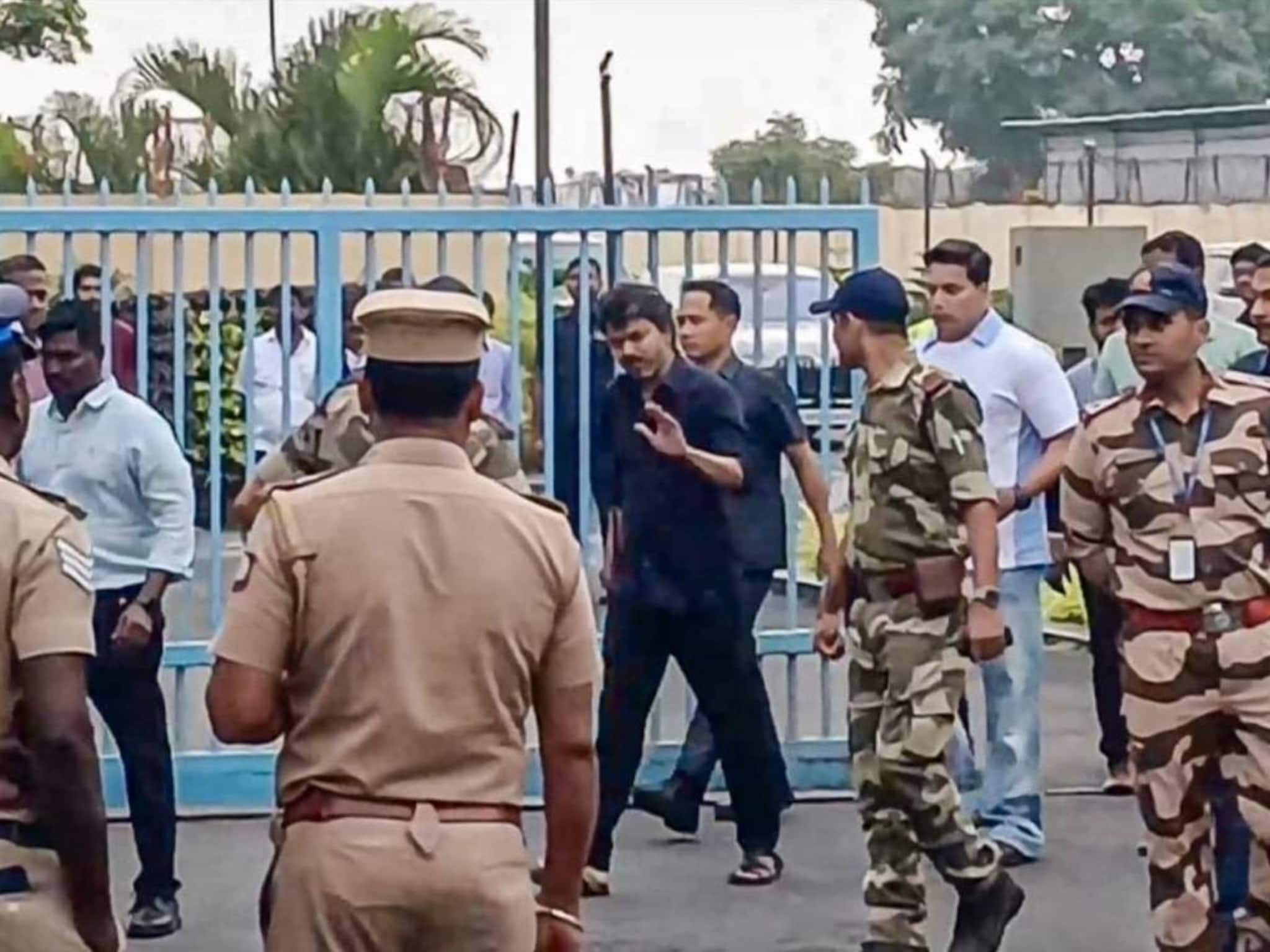 ചൊവ്വാഴ്ചയും ഹാജരാകണമെന്ന് സിബിഐ നോട്ടീസ്; പൊങ്കലിന് നാട്ടിൽ പോകണമെന്ന് വിജയ്