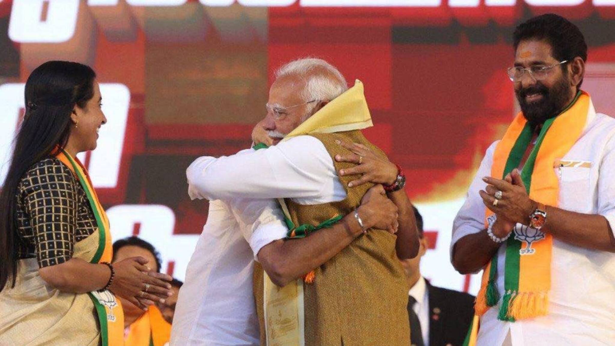 തിരുവനന്തപുരം മേയർ വി വി രാജേഷിനെ വാരിപ്പുണർന്ന് പ്രധാനമന്ത്രി; വിതുമ്പി കാല്‍തൊട്ട് വന്ദിച്ച് ഡെപ്യൂട്ടി മേയർ ആശാനാഥ്