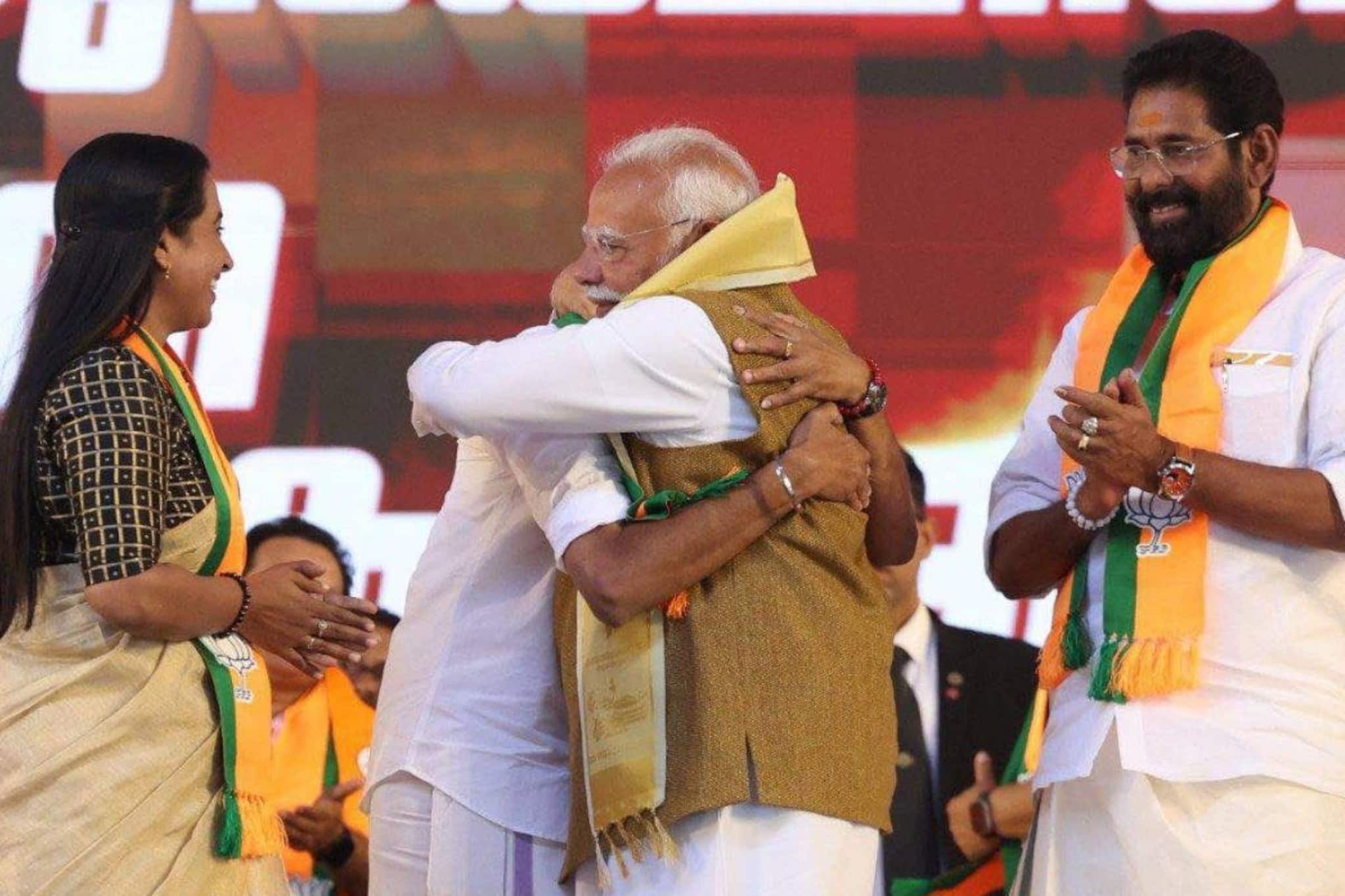 മേയർ വി വി രാജേഷിനെ വാരിപ്പുണർന്ന് പ്രധാനമന്ത്രി; വിതുമ്പി കാല്‍തൊട്ട് വന്ദിച്ച് ഡെപ്യൂട്ടി മേയർ ആശാനാഥ്