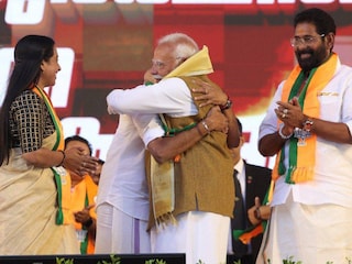 മേയർ വി വി രാജേഷിനെ പ്രധാനമന്ത്രി മോദി വാരിപ്പുണരുന്നു മേയർ വി വി രാജേഷിനെ പ്രധാനമന്ത്രി മോദി വാരിപ്പുണരുന്നു