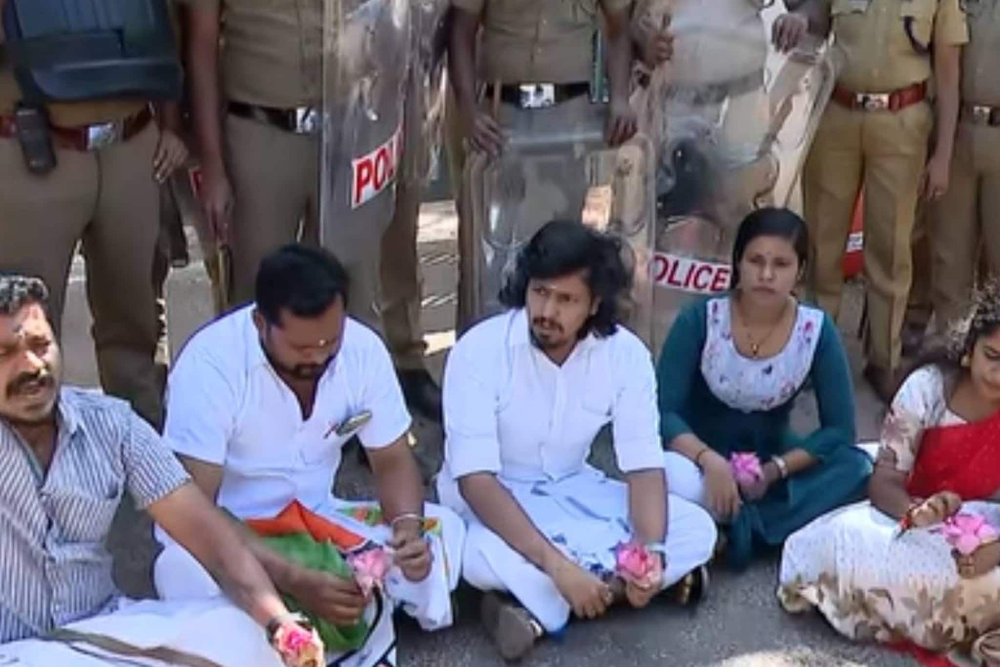 'താമര എന്താ പൂവല്ലേ?' സ്കൂൾ കലോത്സവ വേദികൾക്ക് പൂക്കളുടെ പേര്, താമരയെ ഒഴിാക്കിയതിൽ യുവമോർച്ചാ പ്രതിഷേധം 'താമര എന്താ പൂവല്ലേ?' സ്കൂൾ കലോത്സവ വേദികൾക്ക് പൂക്കളുടെ പേര്, താമരയെ ഒഴിാക്കിയതിൽ യുവമോർച്ചാ പ്രതിഷേധം