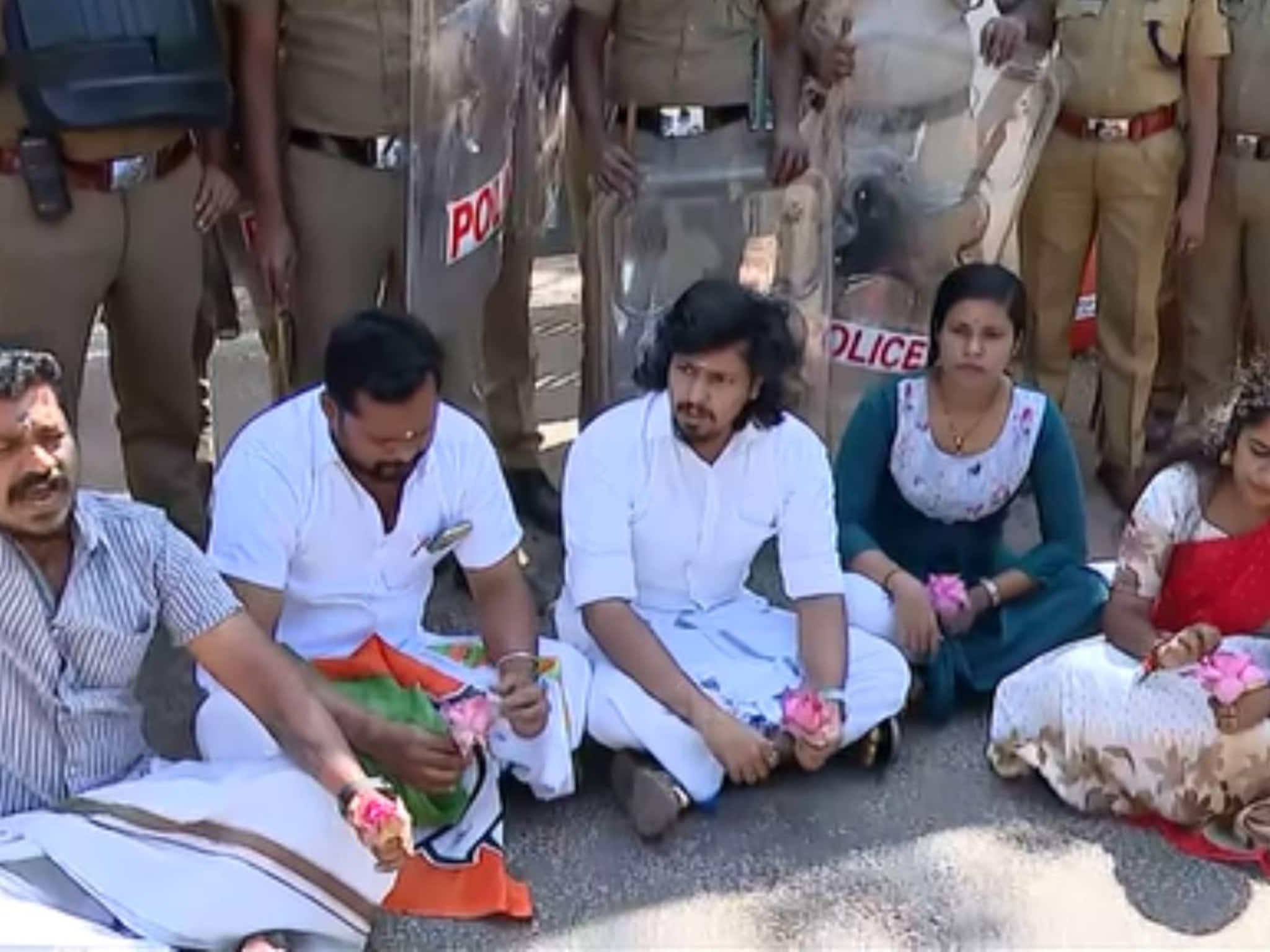 'താമര എന്താ പൂവല്ലേ?' സ്കൂൾ കലോത്സവ വേദികൾക്ക് പൂക്കളുടെ പേര്, താമരയെ ഒഴിാക്കിയതിൽ യുവമോർച്ചാ പ്രതിഷേധം 'താമര എന്താ പൂവല്ലേ?' സ്കൂൾ കലോത്സവ വേദികൾക്ക് പൂക്കളുടെ പേര്, താമരയെ ഒഴിാക്കിയതിൽ യുവമോർച്ചാ പ്രതിഷേധം