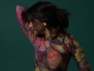 ഒന്നര വയസിൽ പരസ്യചിത്രത്തിൽ; 6-ാം വയസിൽ വിക്രത്തിന്റെ മകളായി; 20-ാം വയസ്സിൽ 1000 കോടി ക്ലബ്ബിൽ ഇടം നേടിയ നടി!