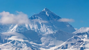 മലമുകളിലെ ഡെത്ത് സോണിലെത്തുന്ന  പർവതാരോഹകരെ ഭയപ്പെടുത്തുന്ന കാഴ്ച !