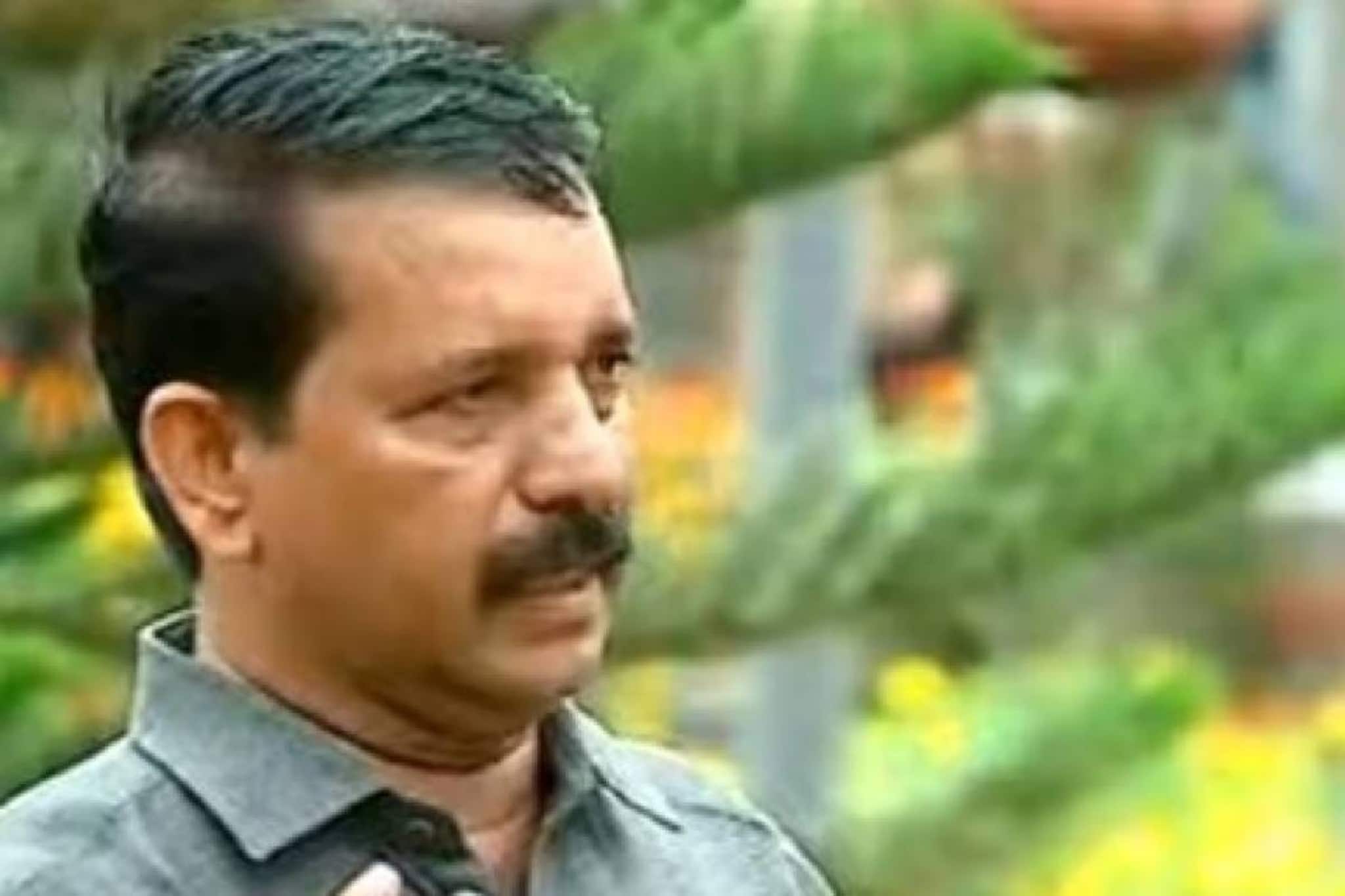 വി.എസ്. അച്യുതാനന്ദന്റെ പി.എ. സുരേഷിനെ മലമ്പുഴയിൽ സ്ഥാനാർത്ഥിയാക്കാൻ കോൺഗ്രസ് നീക്കം