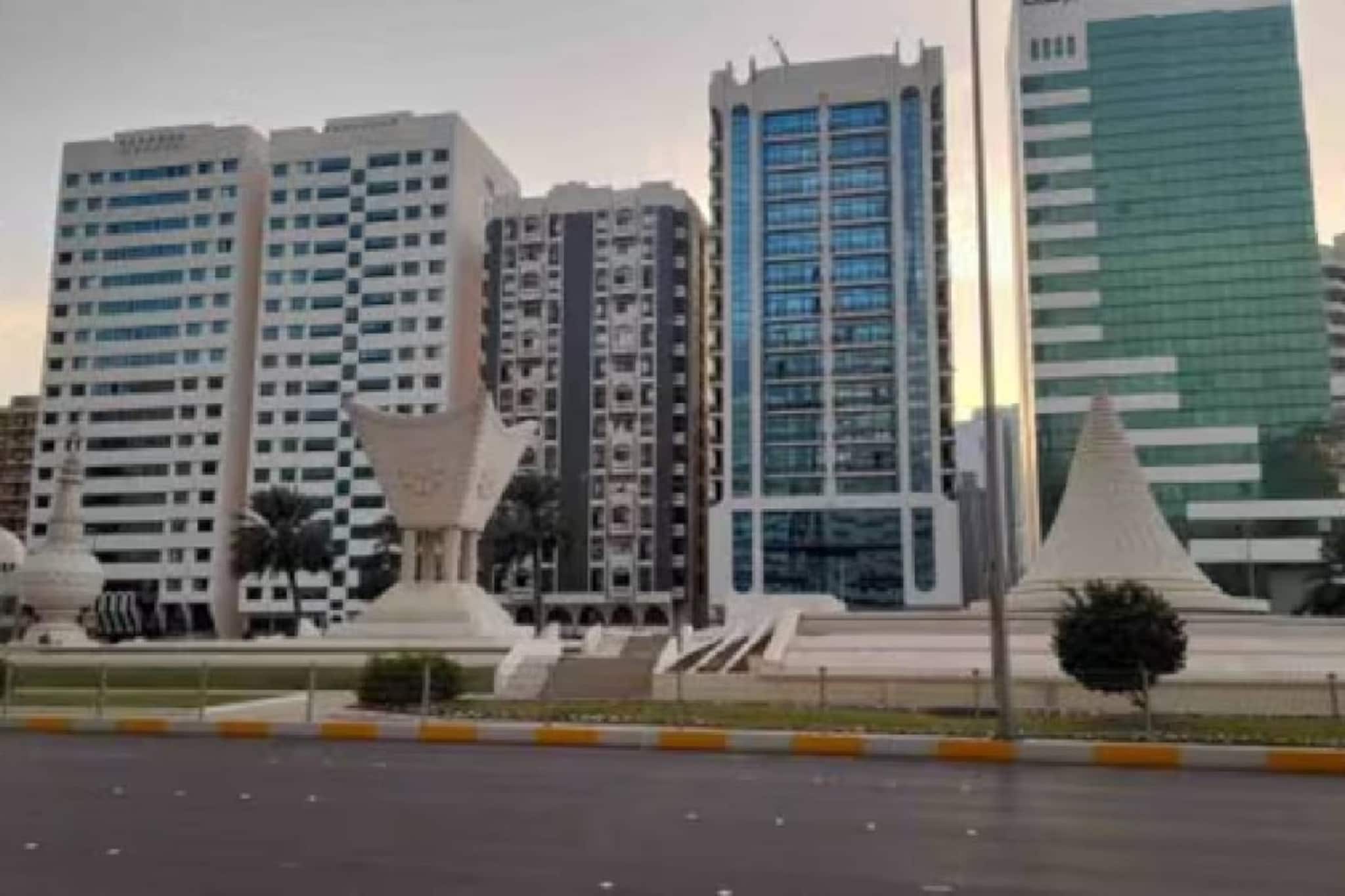 അബുദാബിയിൽ ഉൾപ്പെടെ ഇറാന്റെ ആക്രമണം; പ്രതിരോധം തീർത്തതായി യു.എ.ഇ. പ്രതിരോധവകുപ്പ്