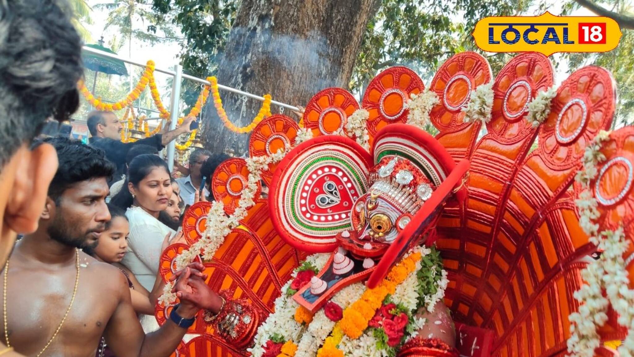 തെയ്യപ്പറമ്പ് കീഴടക്കി 36 ചാത്തന്മാർ; ഭക്തലക്ഷങ്ങൾക്ക് പുണ്യമായി കൊയ്യോടൻ കോറോത്ത് തിറ