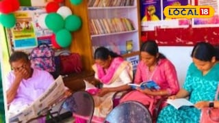 കണ്ണൂര്‍ ഡിപ്പോയിലെ പുസ്തകക്കൂടിൽ നിന്ന് യാത്രക്കാർ പുസ്തകം വായിക്കുന്നു 