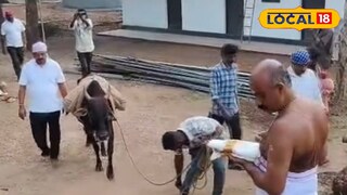 അരിയുമായെത്തുന്ന കുടക് സംഘത്തെ സ്വീകരിക്കുന്നു 