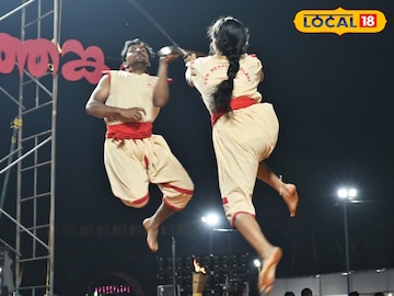 പൊന്ന്യത്തങ്കത്തിലെ ഉദ്ഘാടന വേളയിലെ കളരിപ്പയറ്റ് പൊന്ന്യത്തങ്കത്തിലെ ഉദ്ഘാടന വേളയിലെ കളരിപ്പയറ്റ്