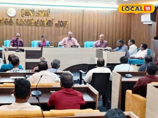 യോഗത്തിനിടെ 