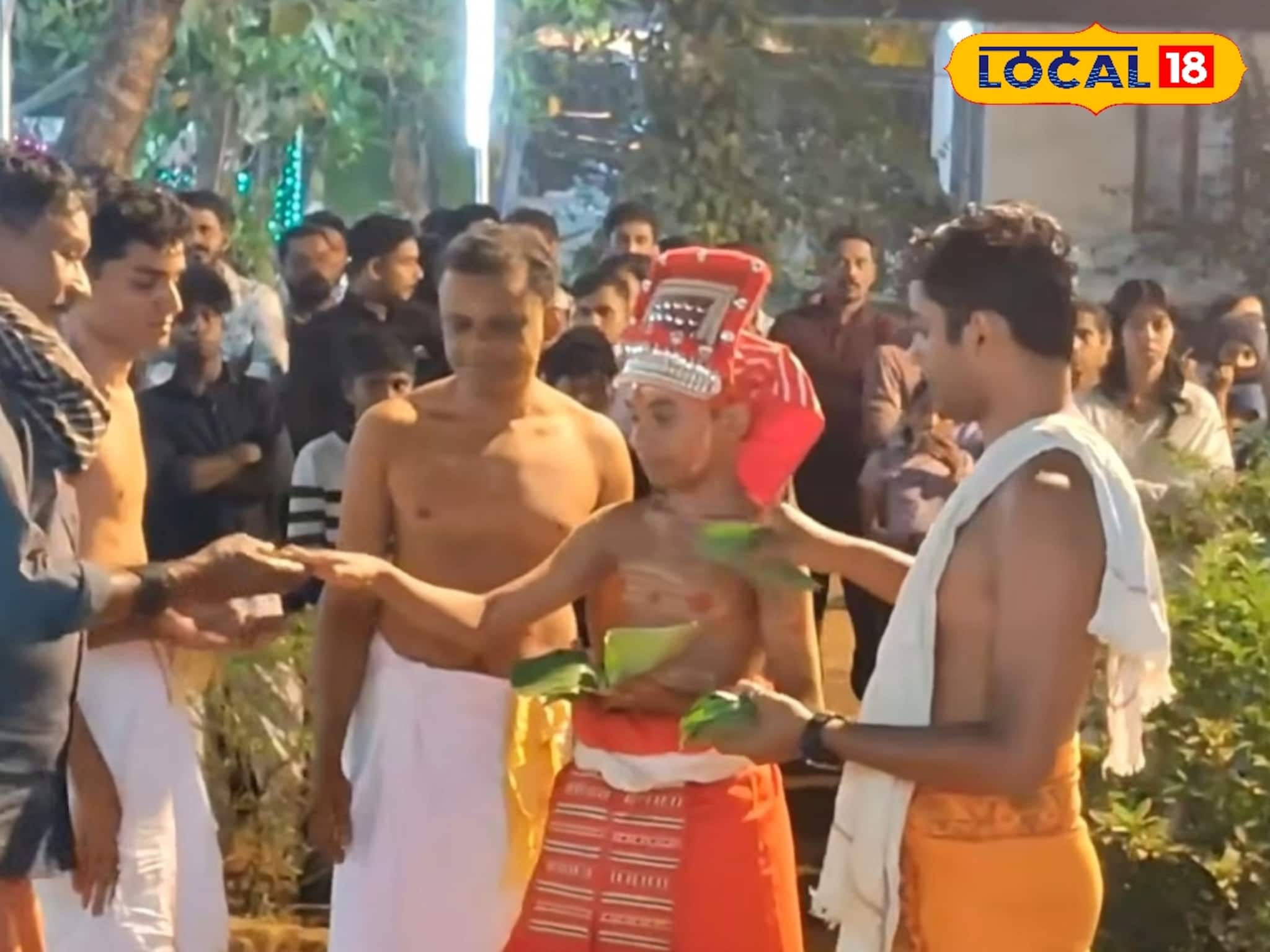 തെയ്യത്തിന് ചുവടുവച്ച് സൂര്യദേവ്; കുട്ടി ശാസ്തപ്പൻ തിറ മഹോത്സവത്തിൽ വിസ്മയമായി കാരണവർ വെള്ളാട്ടം തെയ്യത്തിന് ചുവടുവച്ച് സൂര്യദേവ്; കുട്ടി ശാസ്തപ്പൻ തിറ മഹോത്സവത്തിൽ വിസ്മയമായി കാരണവർ വെള്ളാട്ടം