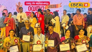 ജില്ലാ പ്രതിനിധികൾ അവാർഡുകൾ ഏറ്റുവാങ്ങുന്നു