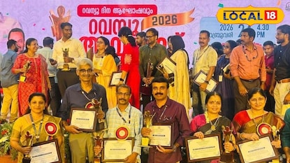 ജില്ലാ പ്രതിനിധികൾ അവാർഡുകൾ ഏറ്റുവാങ്ങുന്നു