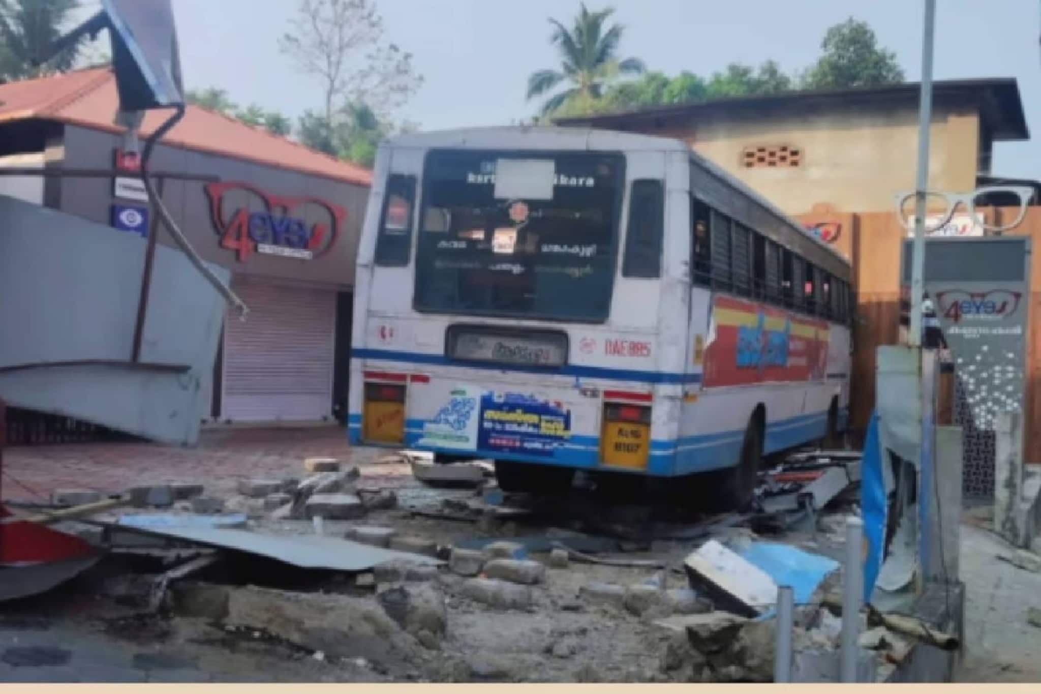 ഓടിക്കൊണ്ടിരുന്ന ബസിൽ ഡ്രൈവർക്ക് ഹൃദയാഘാതം; മാവേലിക്കരയിൽ നിയന്ത്രണംവിട്ട KSRTC ബസ് കടയിലേക്ക് ഇടിച്ചുകയറി