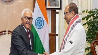 മണിപ്പൂർ ഗവർണർ അജയ് ഭല്ല നിയുക്ത മണിപ്പൂർ മുഖ്യമന്ത്രി യുംനാം ഖേംചന്ദ് സിങ്ങിനൊപ്പം. (PTI)