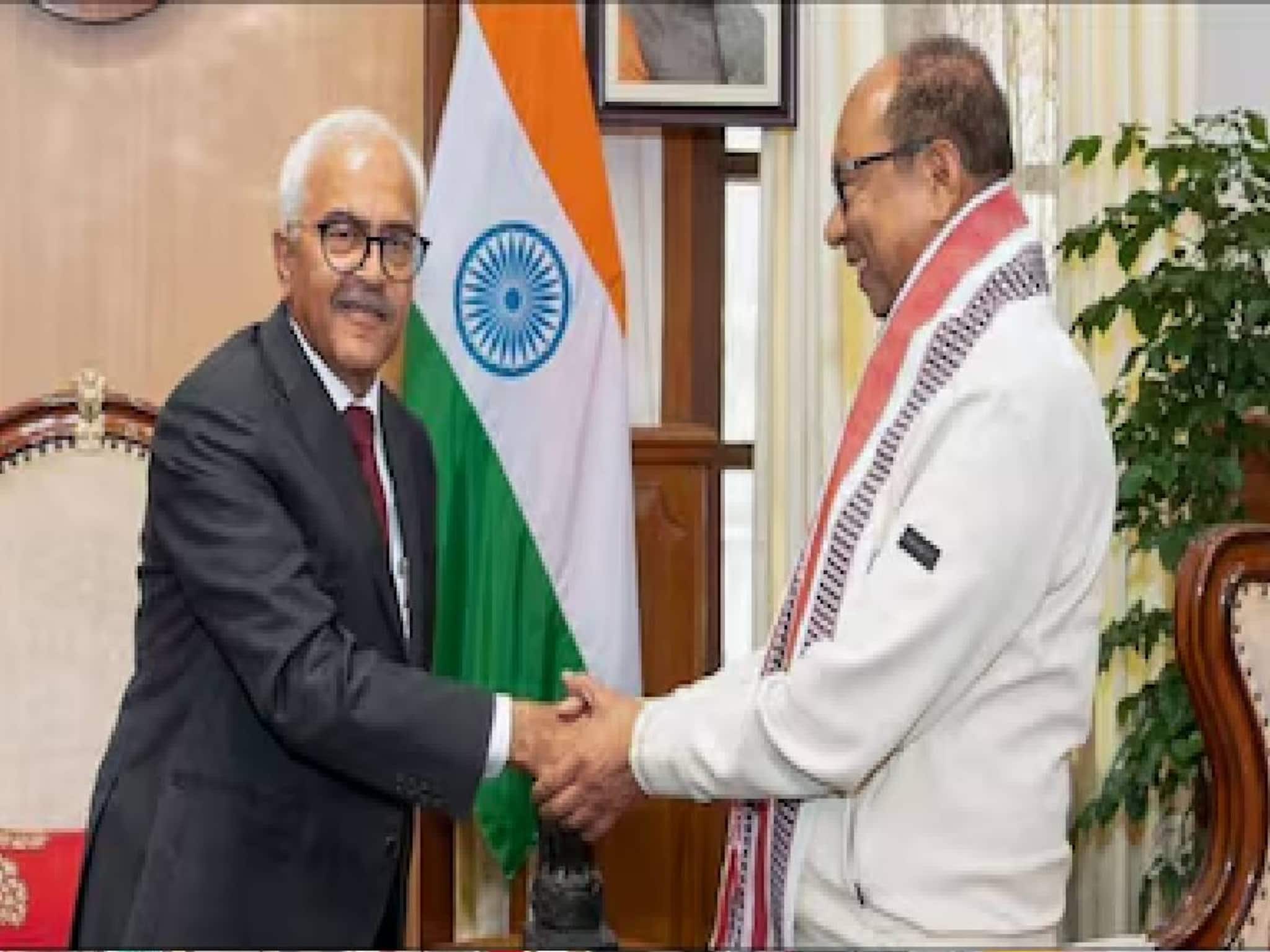 മണിപ്പൂരിൽ രാഷ്ട്രപതി ഭരണം അവസാനിച്ചു; യുമ്നം ഖേംചന്ദ് സിങ് മുഖ്യമന്ത്രിയായി സത്യപ്രതിജ്ഞ ചെയ്തു