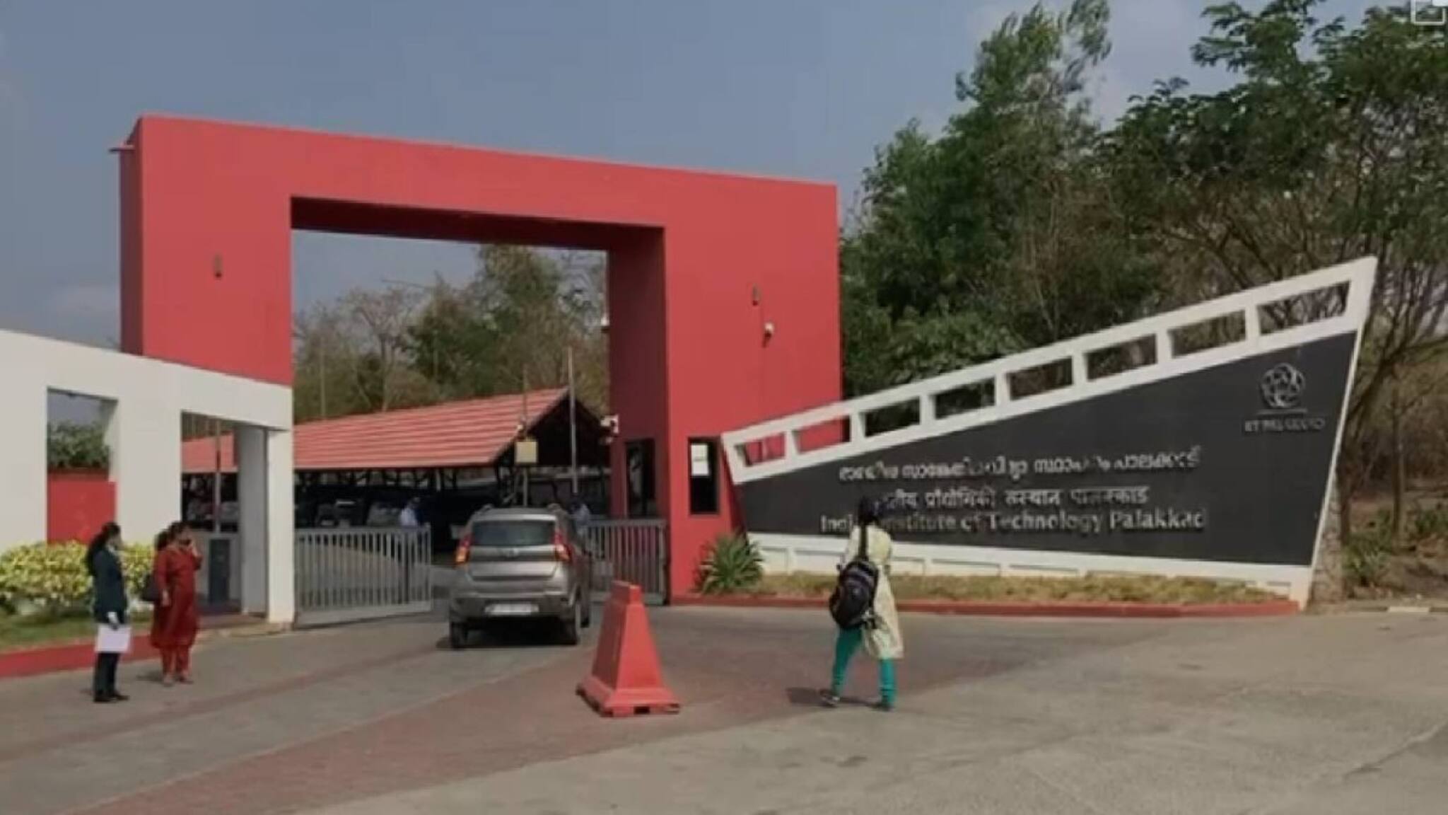 പാലക്കാട് ഐഐടിയിൽ വിദ്യാർഥിനിയെ അജ്ഞാതൻ തലയ്ക്കടിച്ച് ഗുരുതരമായി പരിക്കേൽപ്പിച്ചു